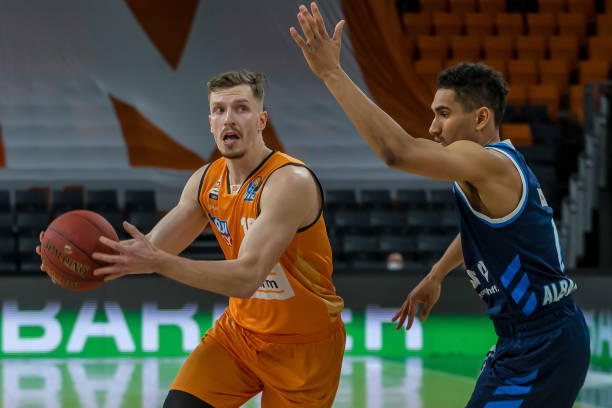 个人表现背 个人表现背